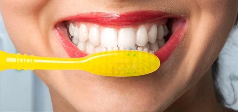 6 façons de blanchir naturellement vos dents