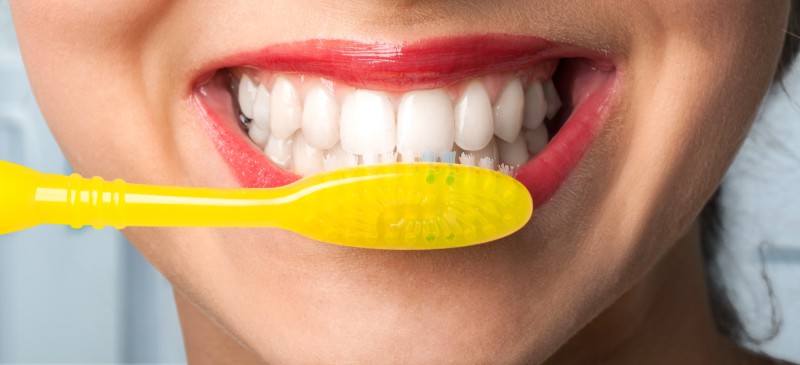 6 façons de blanchir naturellement vos dents