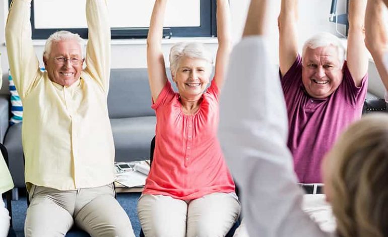 10 exercices sur chaise pour les seniors – pour une meilleure force et mobilité