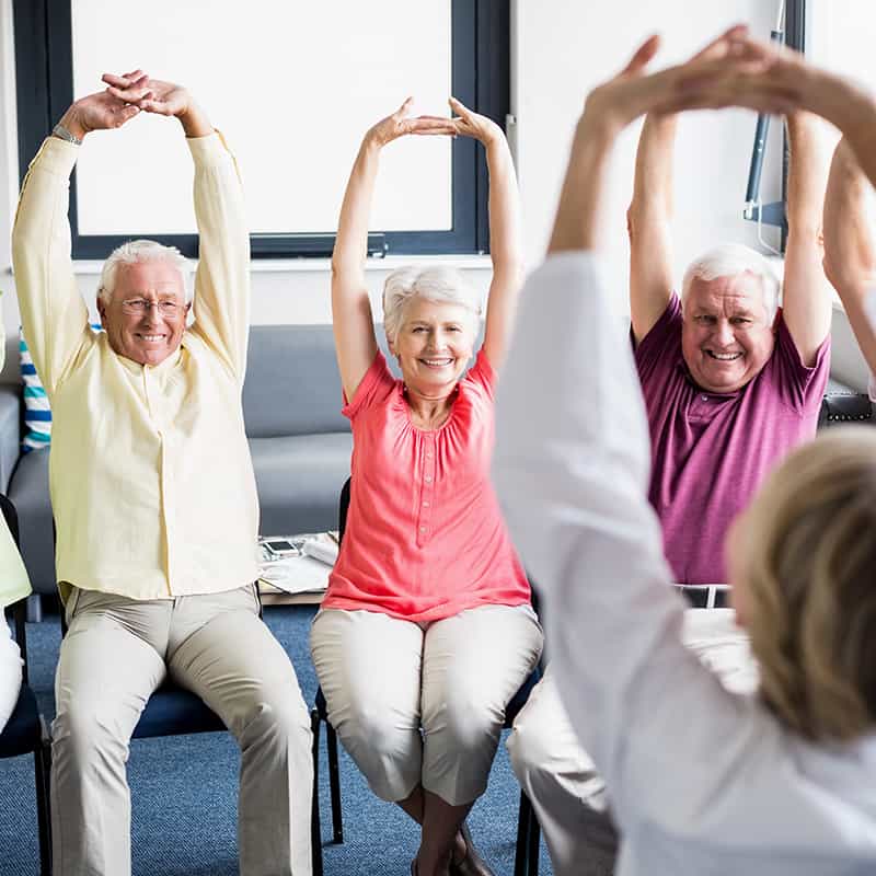 10 exercices sur chaise pour les seniors – pour une meilleure force et mobilité
